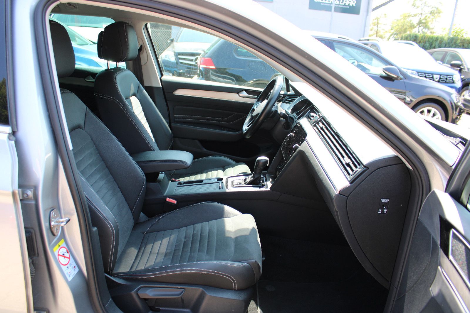 Fahrzeugabbildung Volkswagen Passat Variant 2.0 TDI SCR DSG Navi,AHK,LED,SHZ,