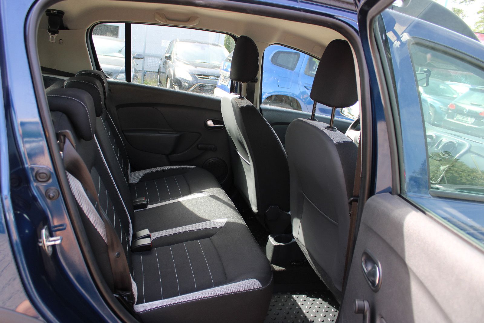 Fahrzeugabbildung Dacia Sandero TCe 90 Easy-R Stepway Kamera,SHZ,LED