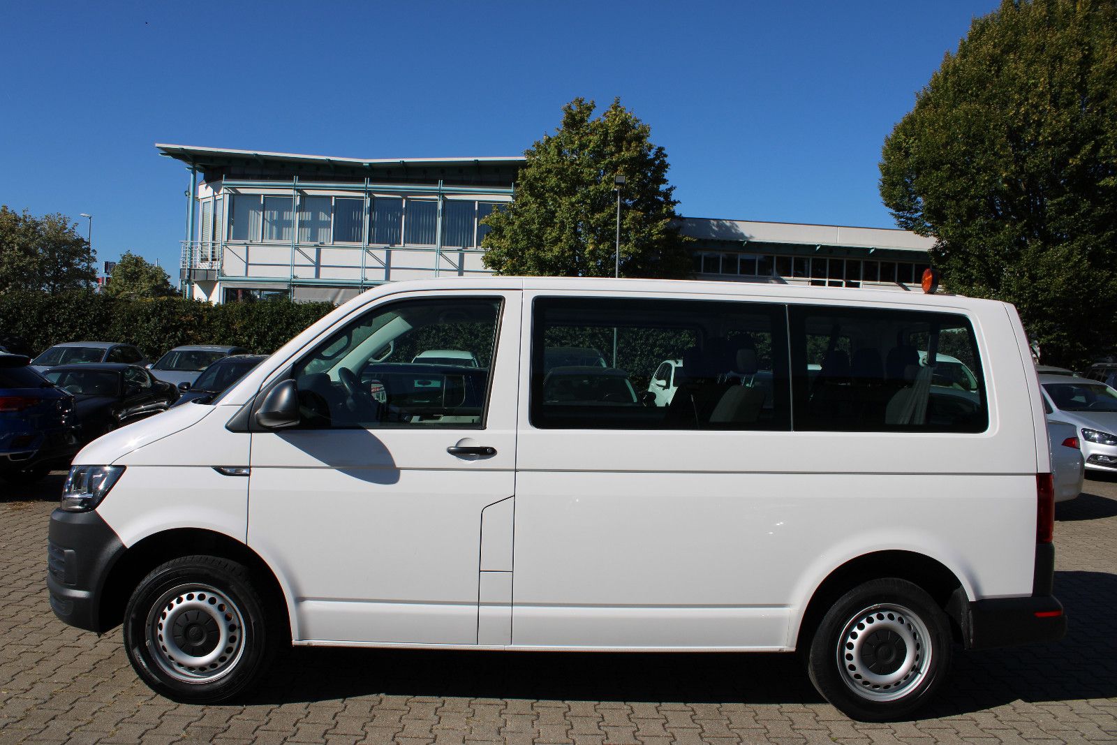 Fahrzeugabbildung Volkswagen T6 Transporter 9.Sitzer Klima,PDC, 1.Hand