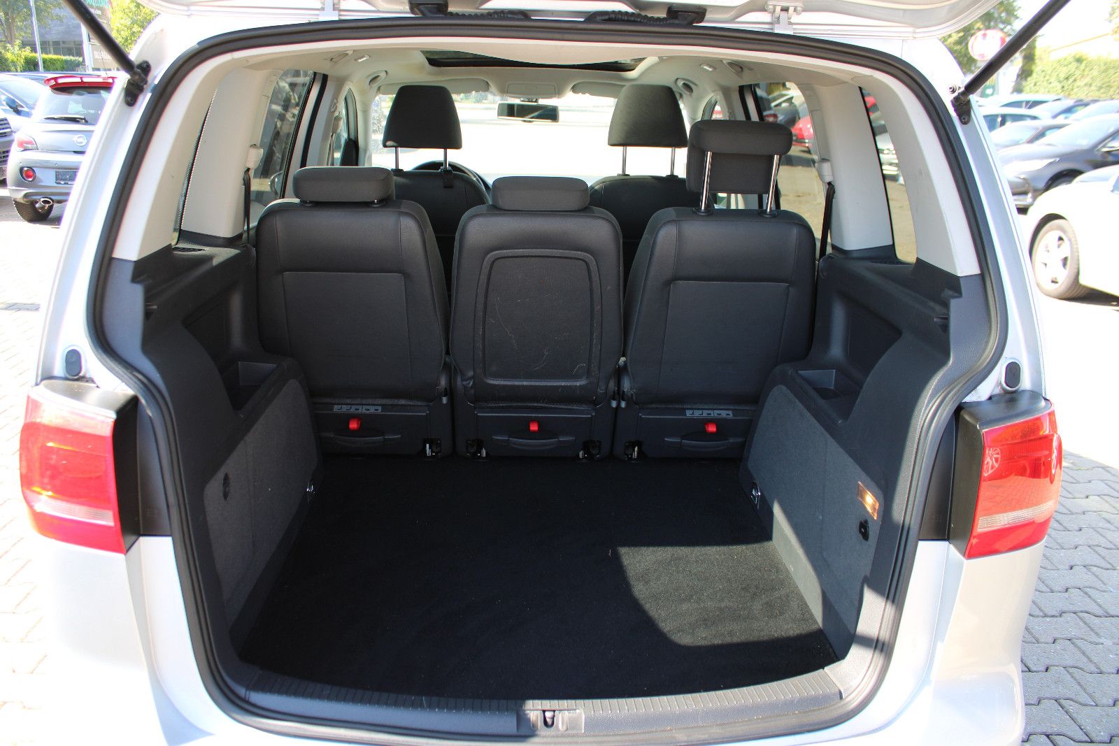 Fahrzeugabbildung Volkswagen Touran 1.4 TSI DSG Panorama,Xenon,LED,PDC