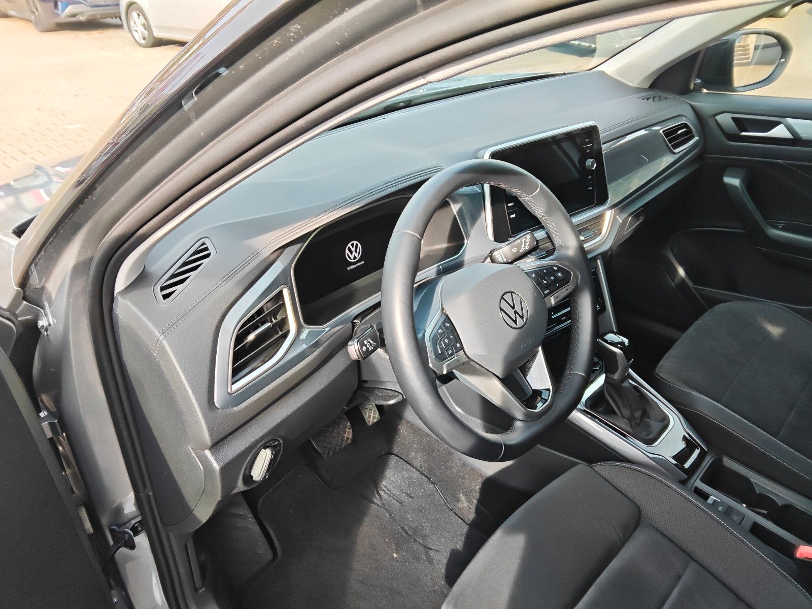 Fahrzeugabbildung Volkswagen T-Roc 1.5 TSI OPF DSG PDC,Kamera,AHK,LHZ,IQ-Lig