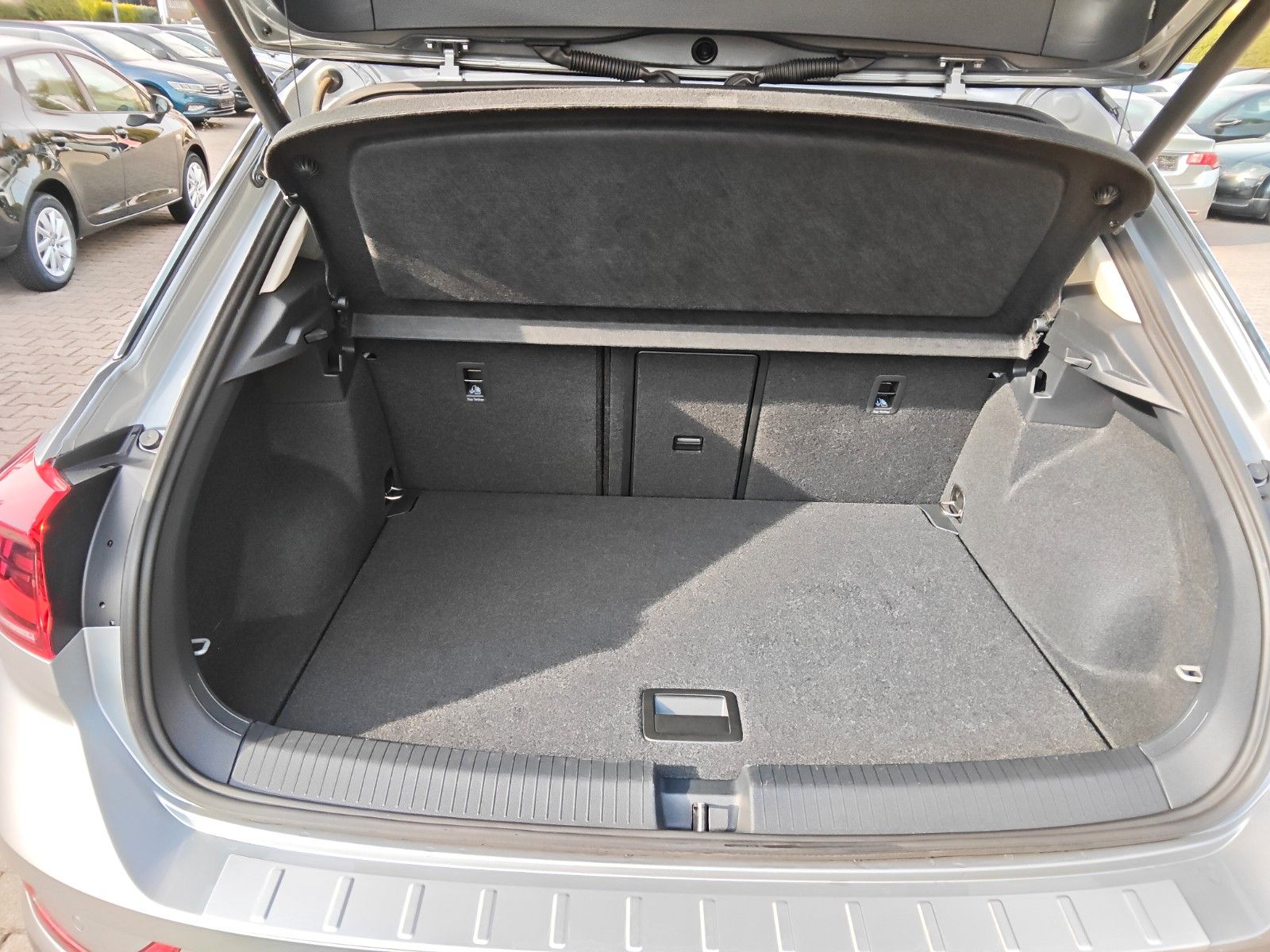 Fahrzeugabbildung Volkswagen T-Roc 1.5 TSI OPF DSG PDC,Kamera,AHK,LHZ,IQ-Lig