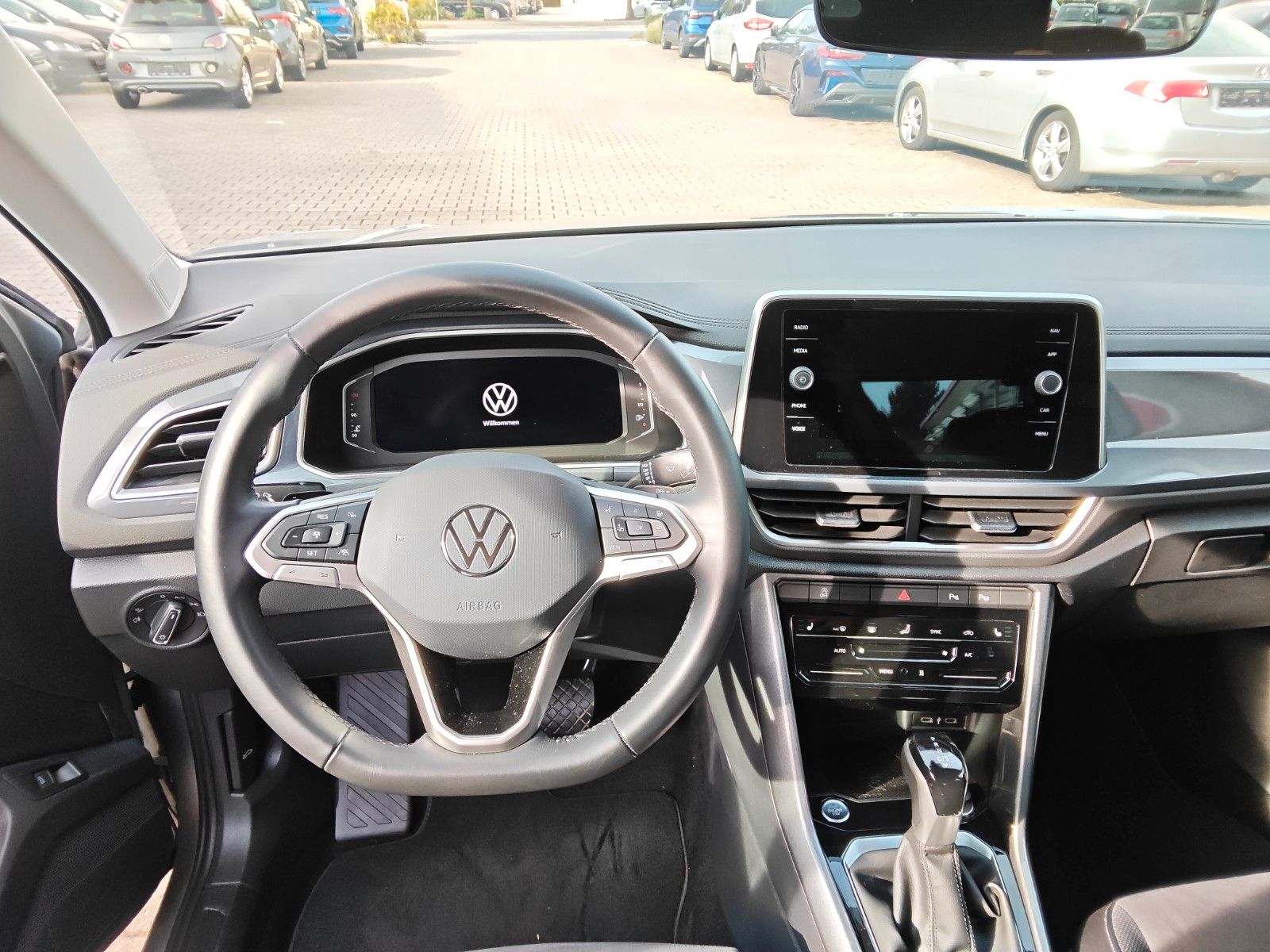 Fahrzeugabbildung Volkswagen T-Roc 1.5 TSI OPF DSG PDC,Kamera,AHK,LHZ,IQ-Lig