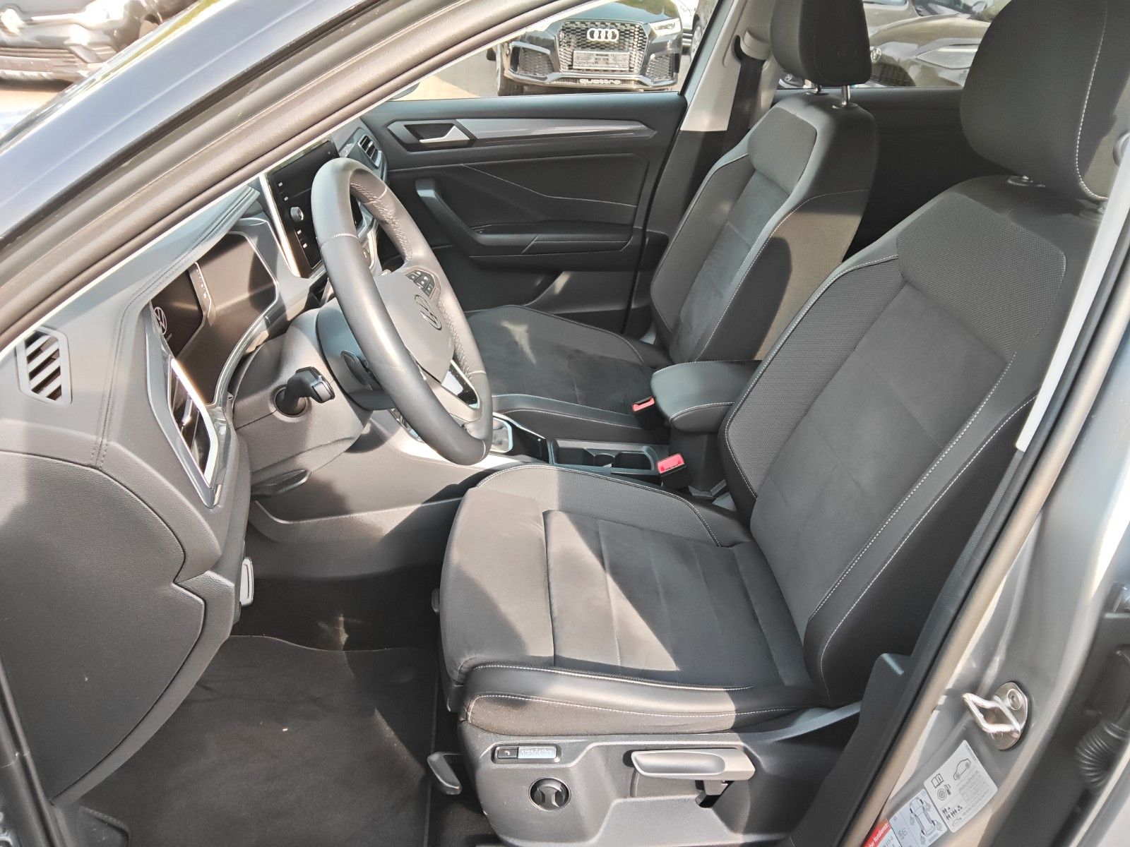 Fahrzeugabbildung Volkswagen T-Roc 1.5 TSI OPF DSG PDC,Kamera,AHK,LHZ,IQ-Lig