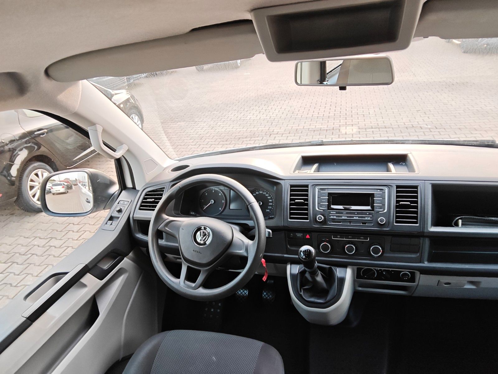 Fahrzeugabbildung Volkswagen T6 Transporter 9.Sitzer Klima,PDC 1.Hand