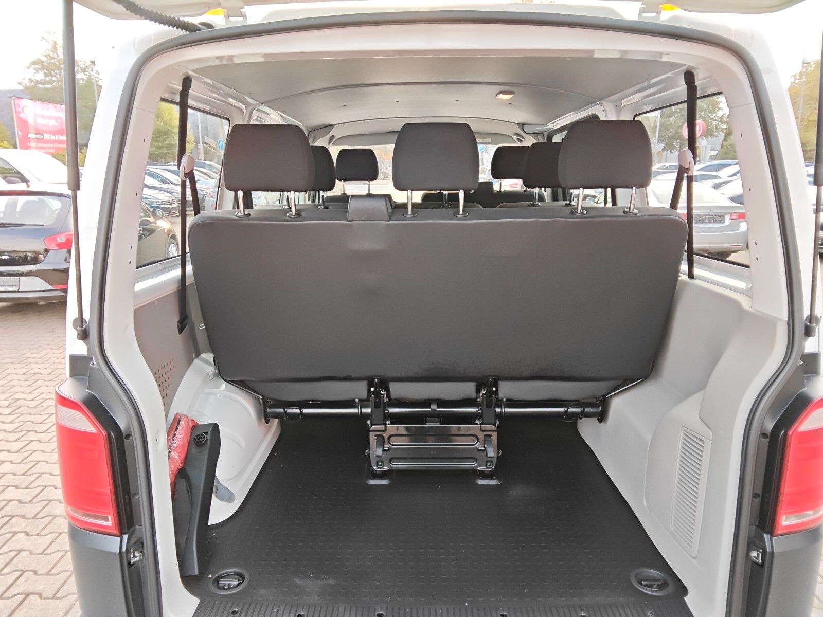 Fahrzeugabbildung Volkswagen T6 Transporter 9.Sitzer Klima,PDC 1.Hand