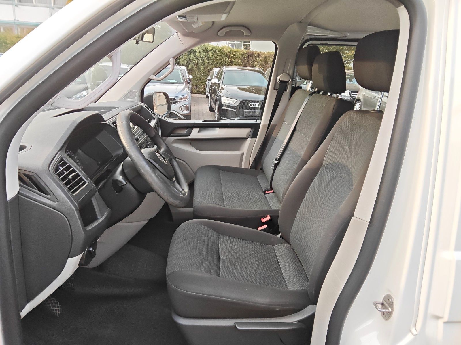 Fahrzeugabbildung Volkswagen T6 Transporter 9.Sitzer Klima,PDC 1.Hand