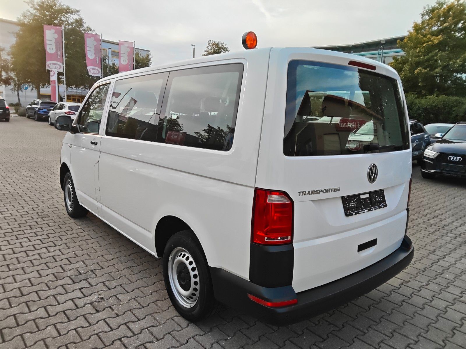 Fahrzeugabbildung Volkswagen T6 Transporter 9.Sitzer Klima,PDC 1.Hand