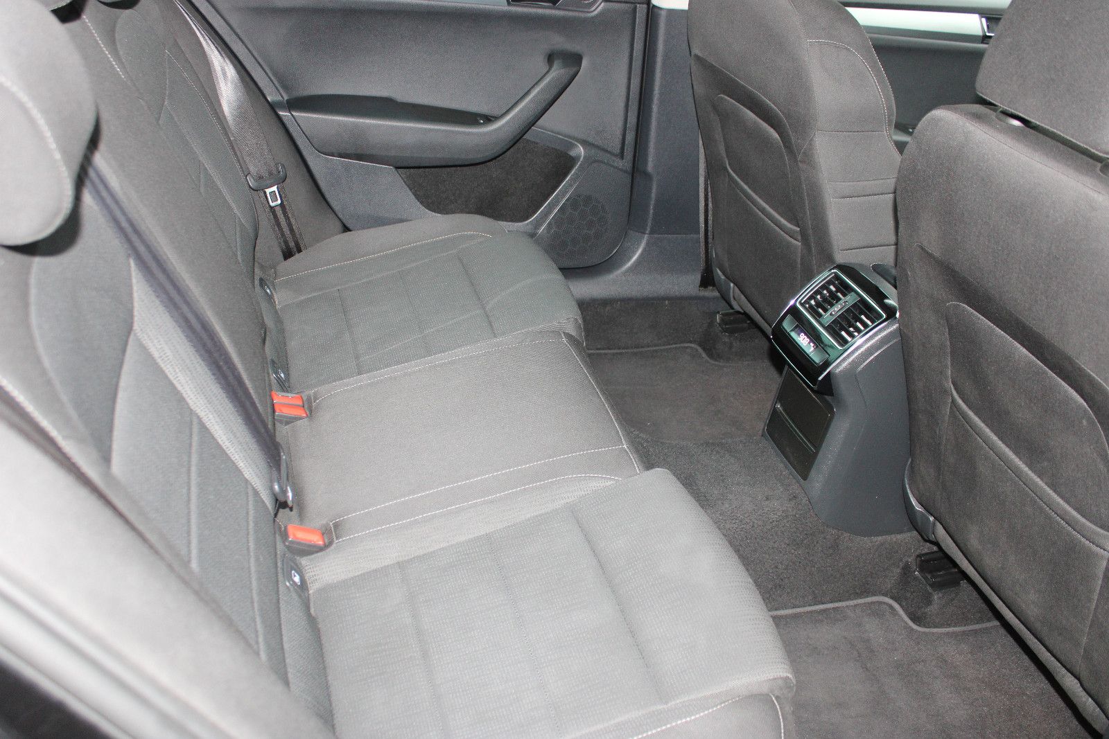 Fahrzeugabbildung SKODA Superb 2.0 TDI SCR 140kW DSG SportLine Combi