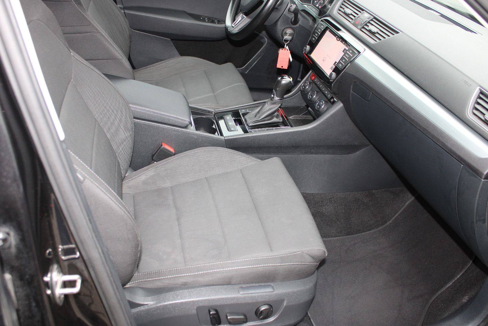 Fahrzeugabbildung SKODA Superb 2.0 TDI SCR 140kW DSG SportLine Combi