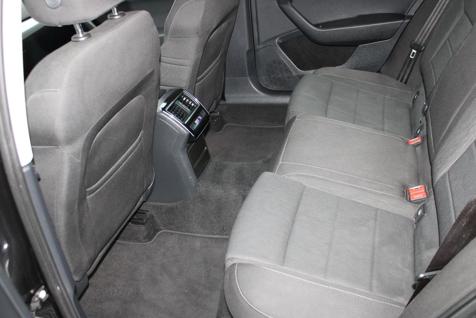 Fahrzeugabbildung SKODA Superb 2.0 TDI SCR 140kW DSG SportLine Combi