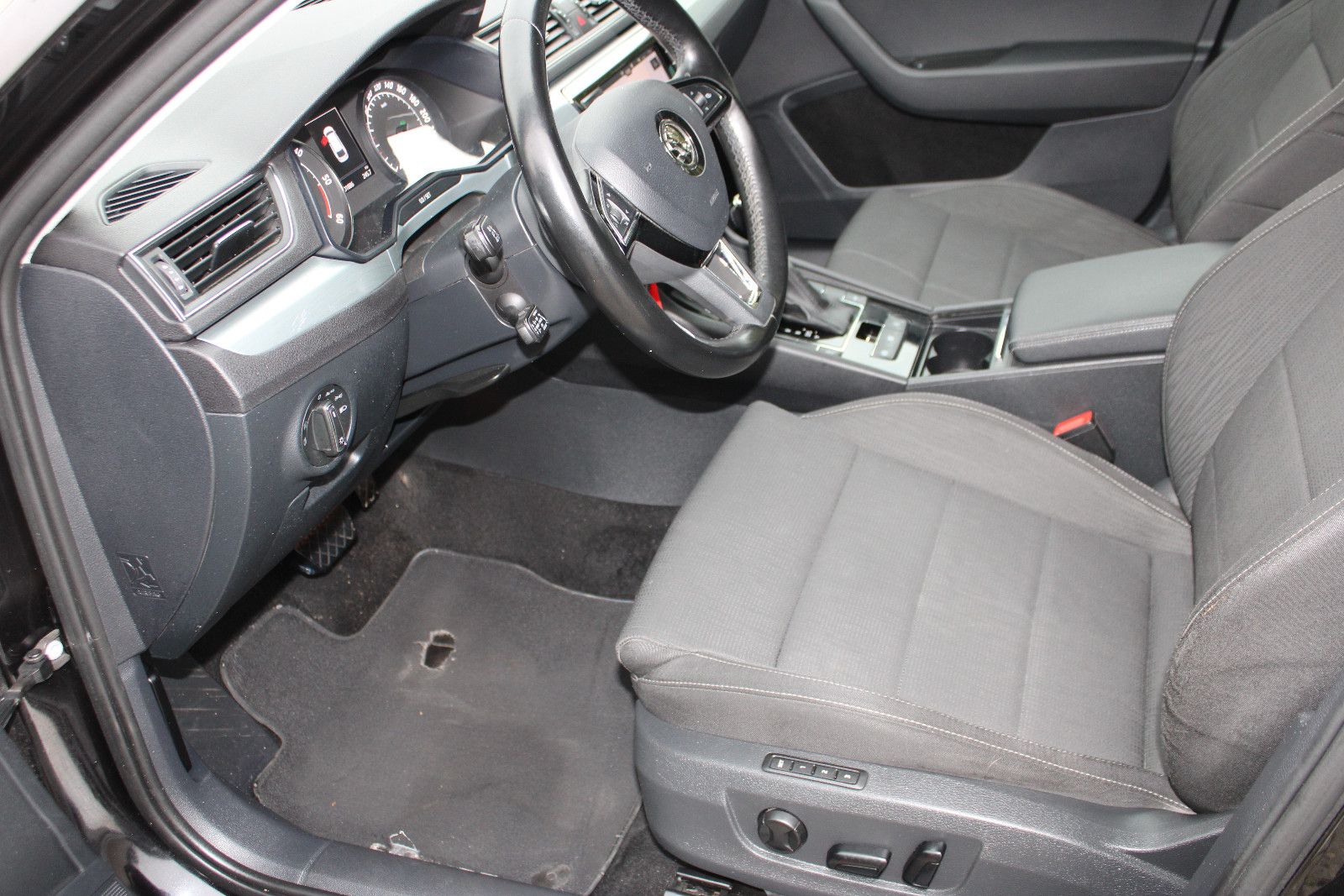 Fahrzeugabbildung SKODA Superb 2.0 TDI SCR 140kW DSG SportLine Combi