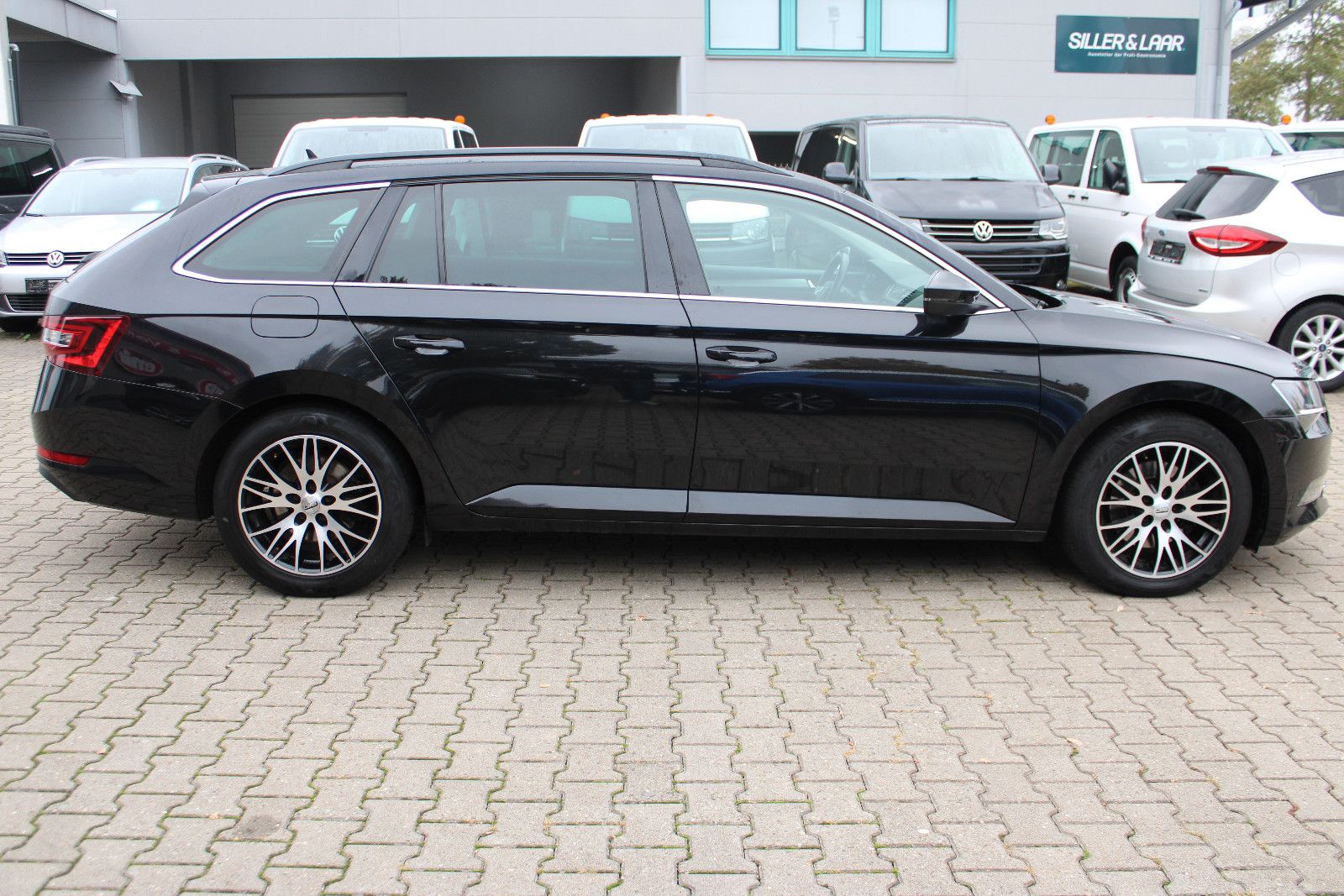Fahrzeugabbildung SKODA Superb 2.0 TDI SCR 140kW DSG SportLine Combi