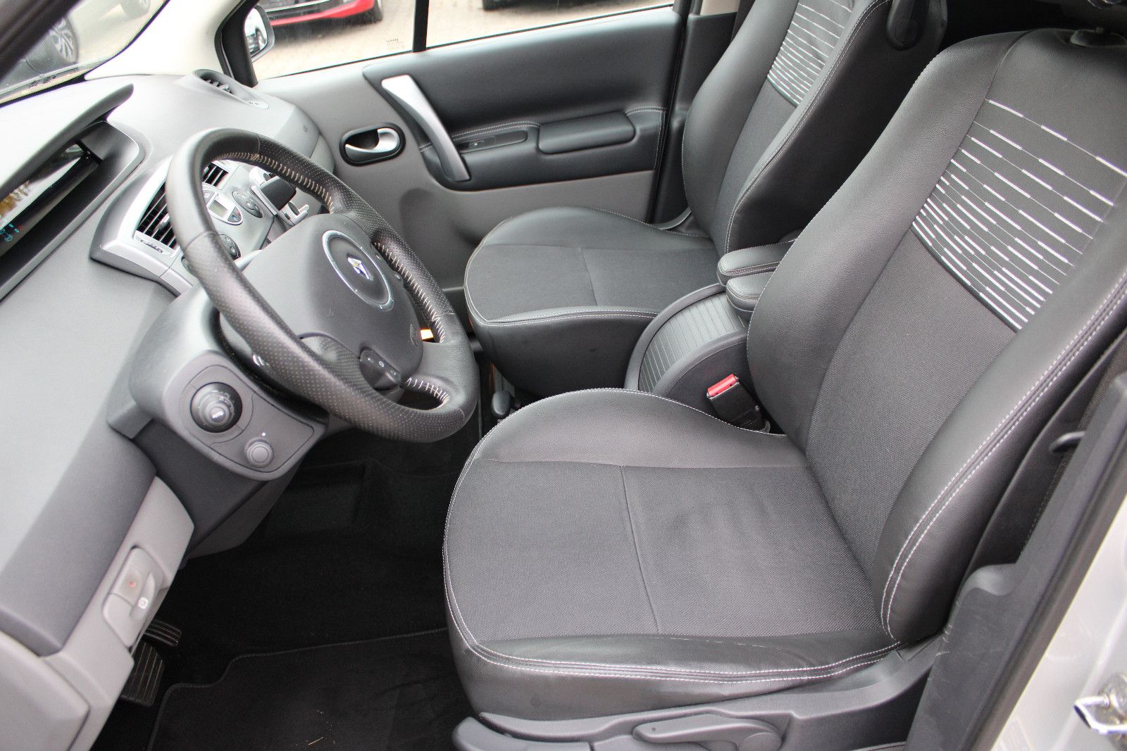 Fahrzeugabbildung Renault Scenic Exception 1.6 Automatik,PDC,SHZ,KeylessGo